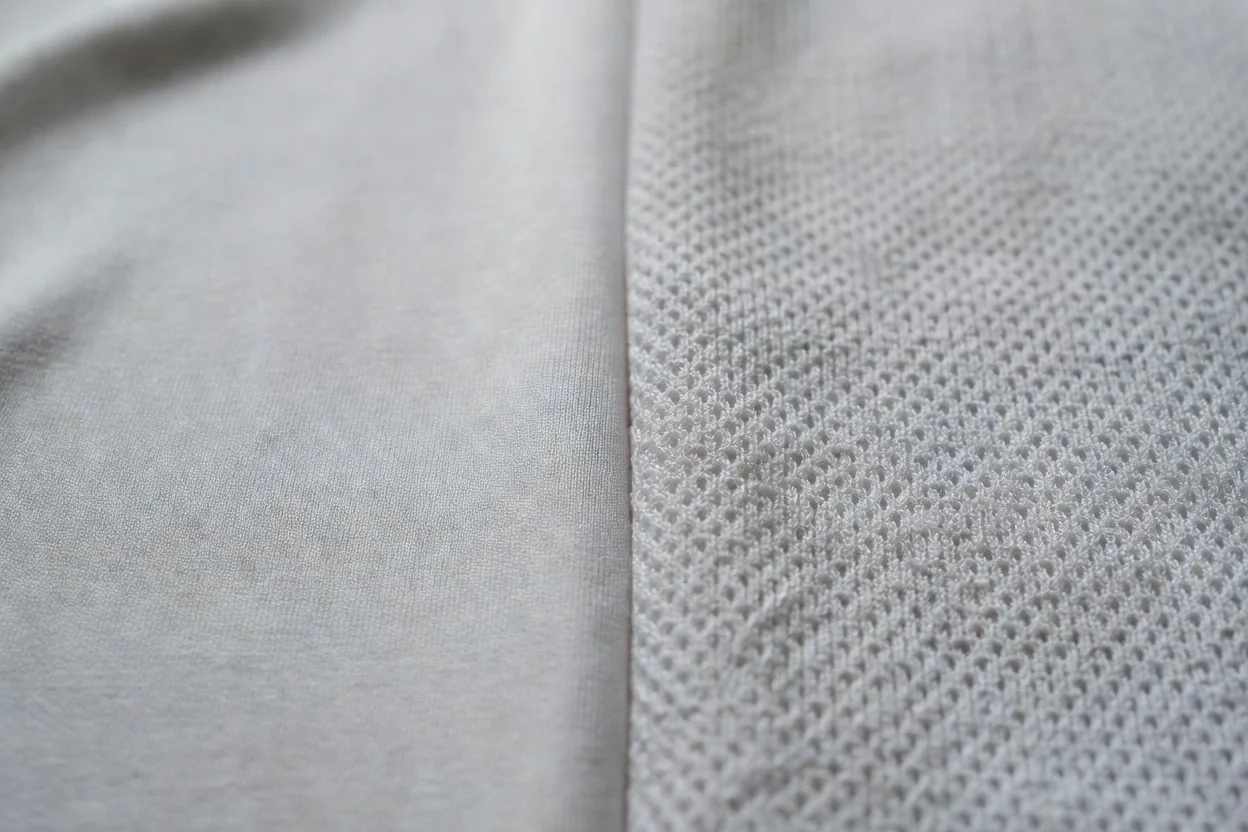 Macro comparando dois tecidos de camisa de futebol.